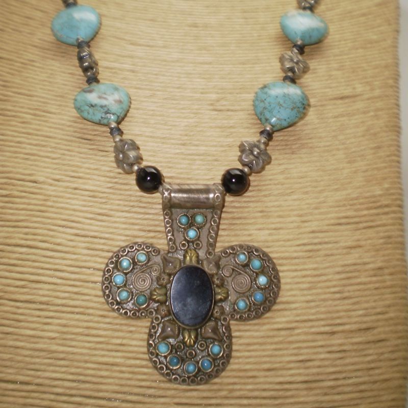Collar Afgano de alpaca con 6 turquesas y centro onix