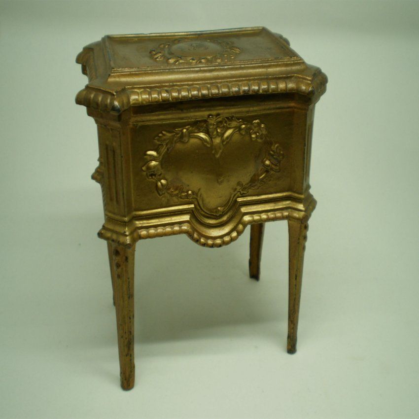 alt=\"Joyero antiguo de bronce alto, 4 patas\"