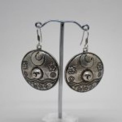 alt=\"pendientes media luna de plata de ley de colgar abiertos con grabados. www.santelmotienda.com\"