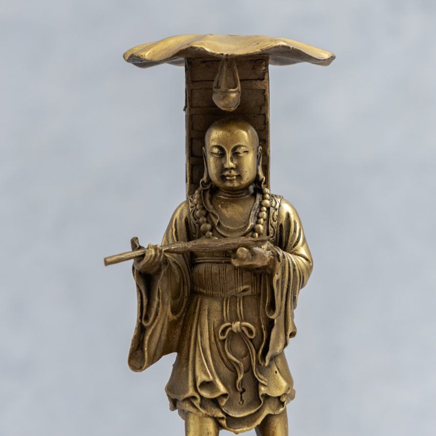 Alt="figura bronce monje budista. www.santelmotienda.com"