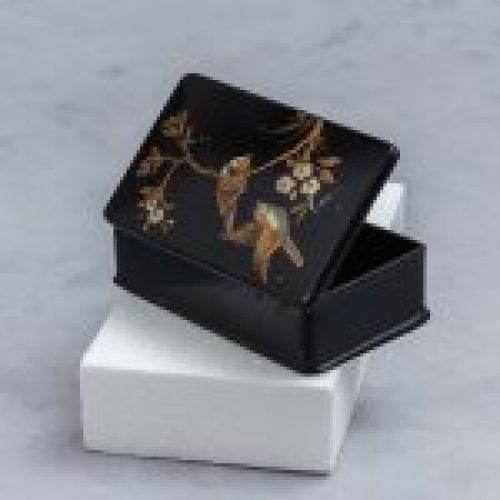 alt="caja antigua papel mache napoleon III con escena de pajaros