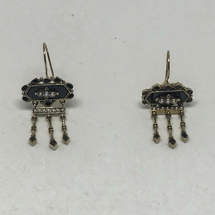 alt=\"Pendientes de oro bajo 9  K. con ónix negro y perlitas\"