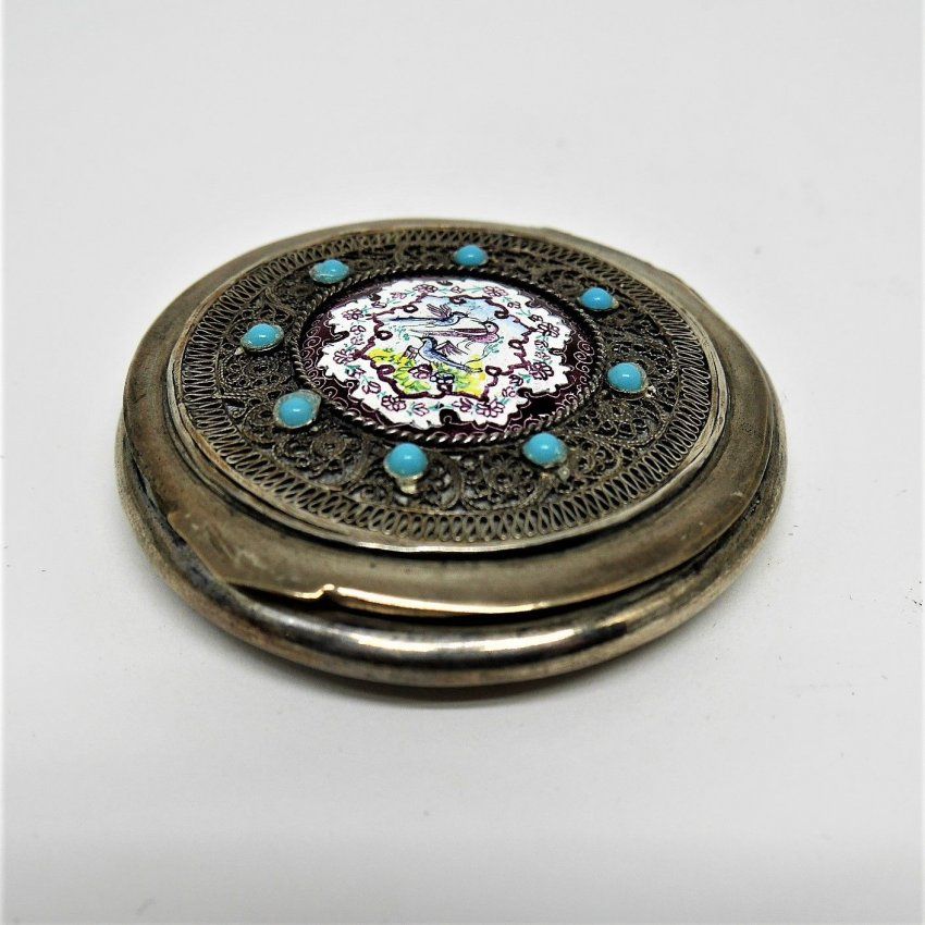 Alt=\"Polvera antigua de plata con esmalte y simil de turquesas.www.santelmotienda.com\"