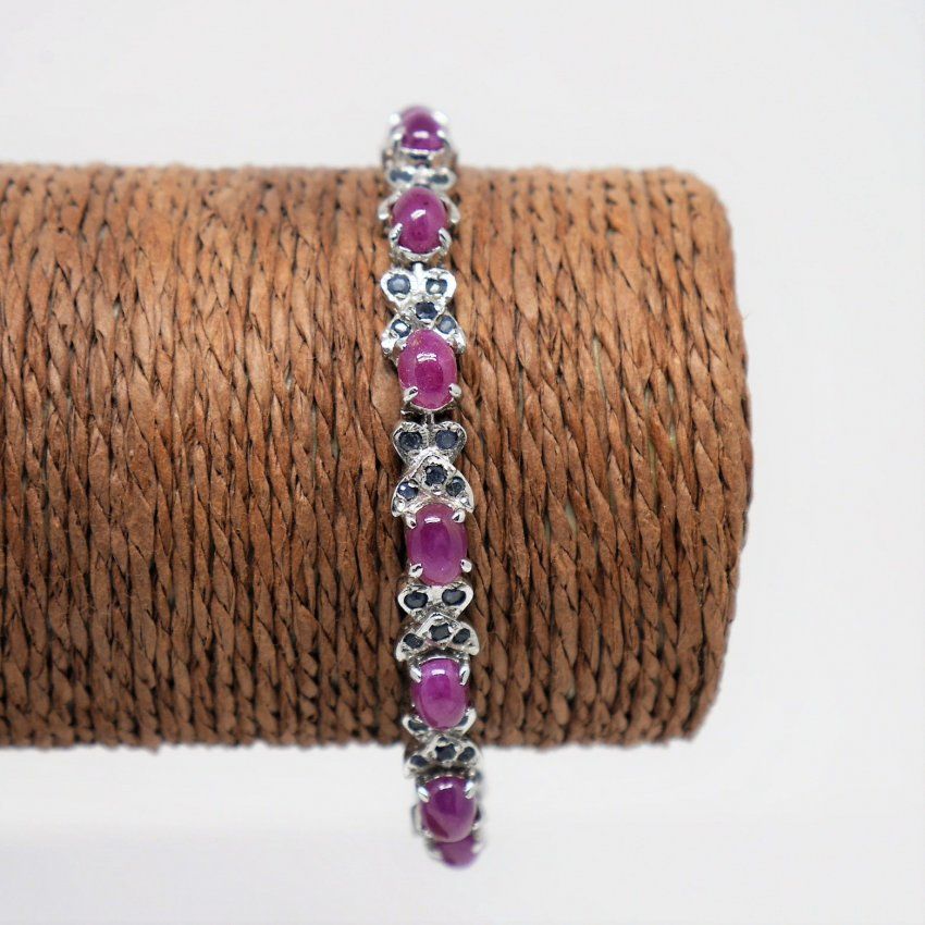 alt=\"pulsera de plata de ley satinada 925 Mils. con rubies, zafiros azules. www.santelmotienda.com\"