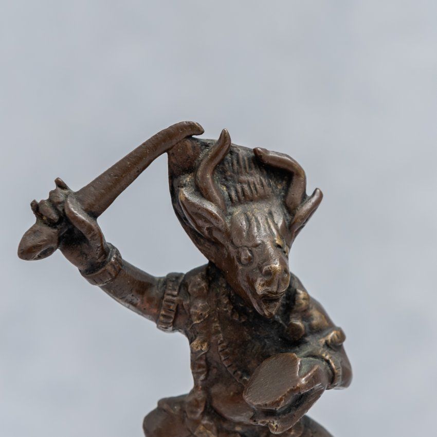 alt="figura oriental de bronce, guerrero con cabeza de buey