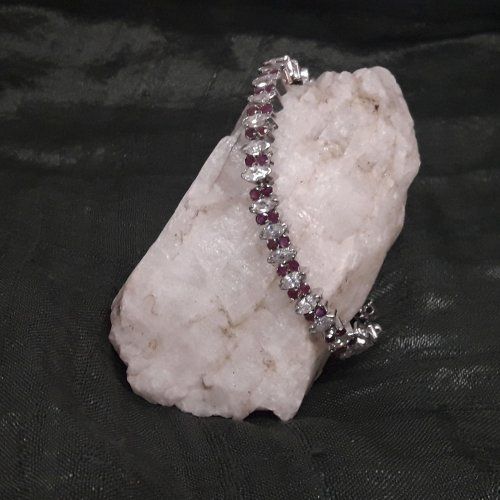 Pulsera de Plata de Ley, 925 Mils. con baño de rodio, cristal de roca y rubies