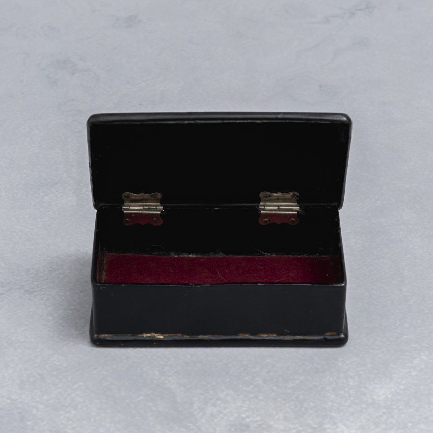 alt="caja antigua papel mache napoleon III con escena de pajaros