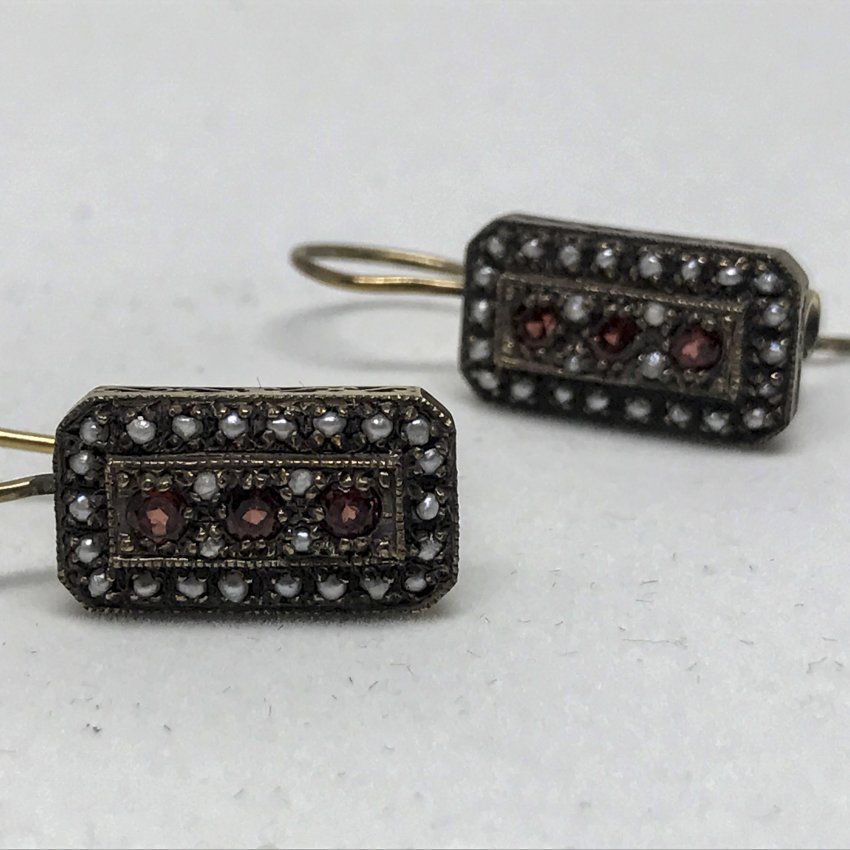 alt=\"Pendientes de oro bajo 9 K. con granates y perlitas\"