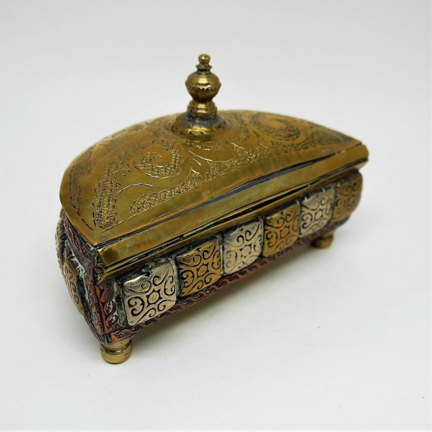 alt=\"caja antigua laton ovalada. www.santelmotienda.com\"