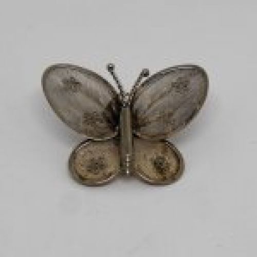 alt:\"broche de plata de ley en forma de mariposa. www.santelmotienda.com\"