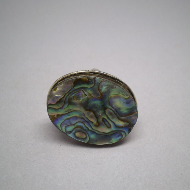 Sortija ovalada de plata de ley 925 Mils. con nacar