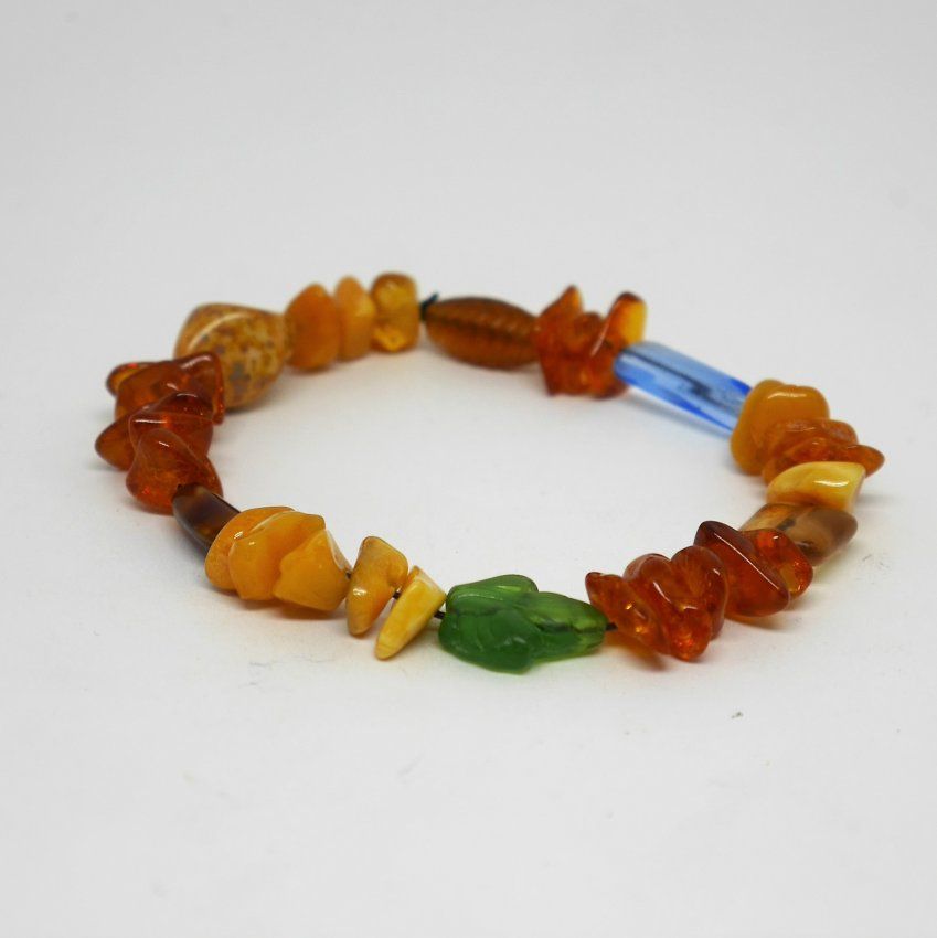 alt="pulsera de ambar elastica y cristal de colores. www.santelmotienda.com"