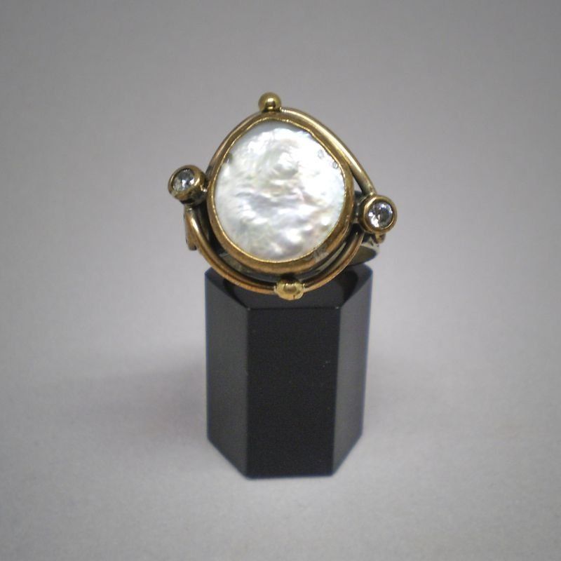 Sortija de plata y plata dorada de ley 925 Mils. con perla natural y 3 circonitas