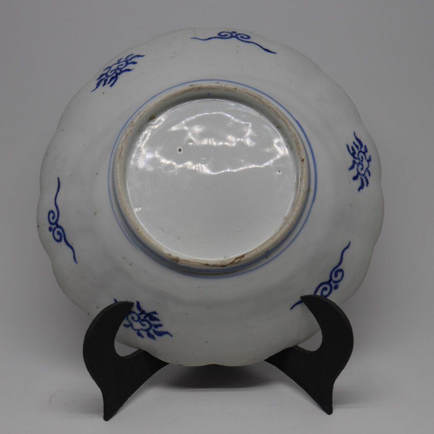 alt="Plato Porcelana Japonesa Imari pintado a mano de principios del Siglo XX
