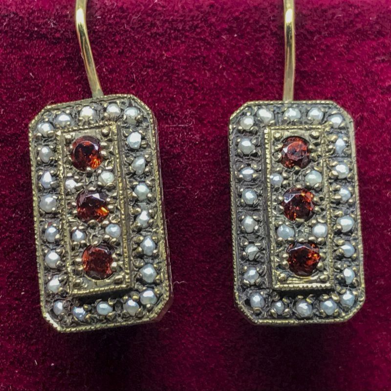 alt=\"Pendientes de oro bajo 9 K. con granates y perlitas\"
