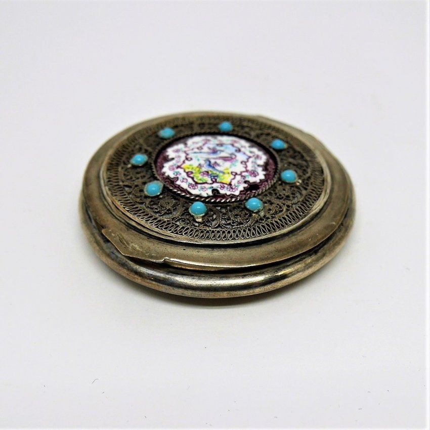 Alt=\"Polvera antigua de plata con esmalte y simil de turquesas.www.santelmotienda.com\"