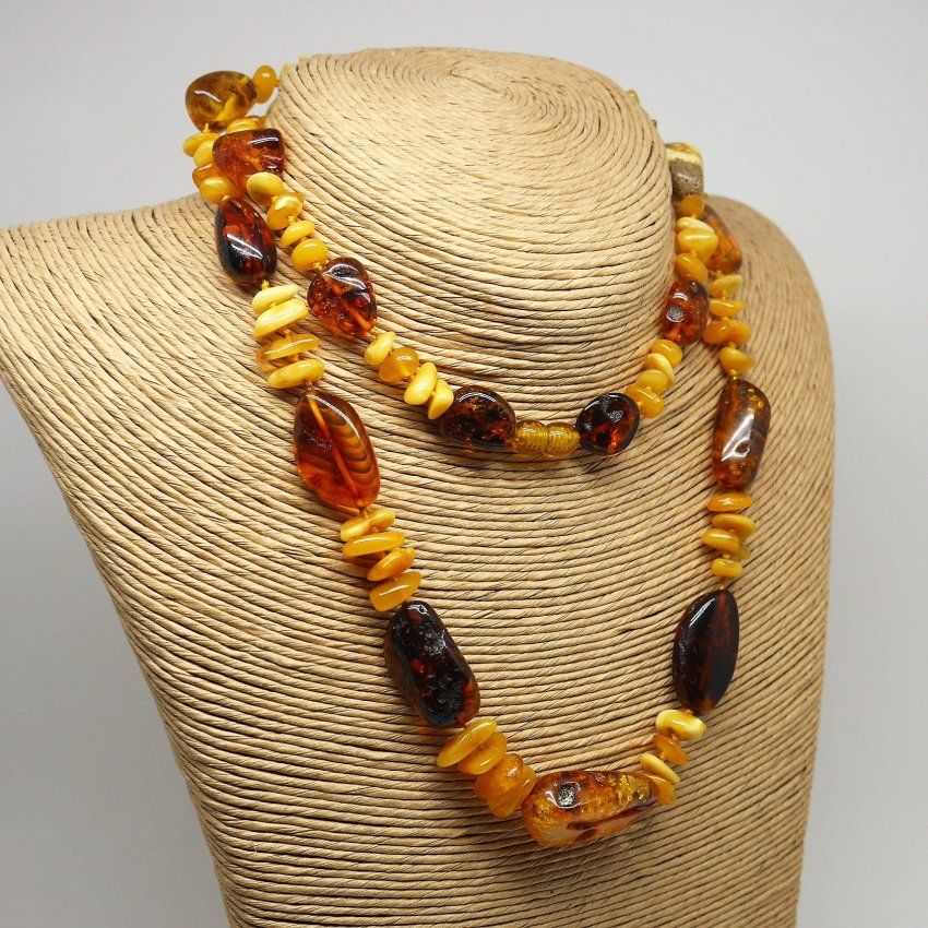 alt=\"Collar largo de ambar  con cordon en varios tonos. www.santelmotienda.com\"