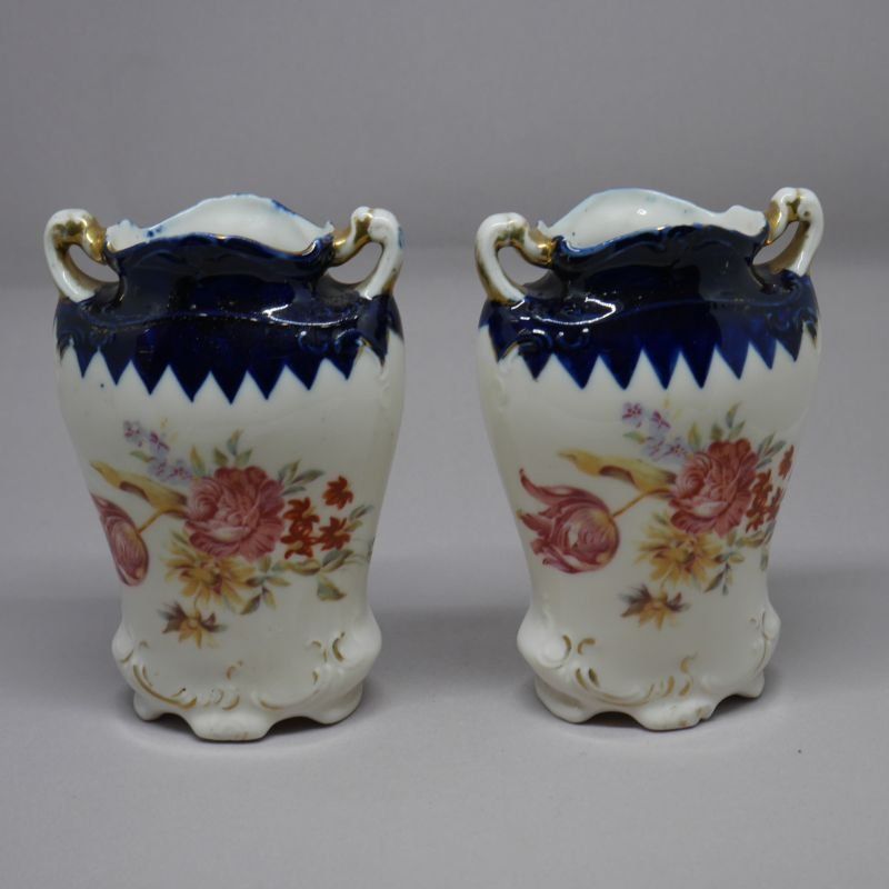 alt="Jarrones juego de porcelana época Isabelina de finales de siglo XIX"JPG