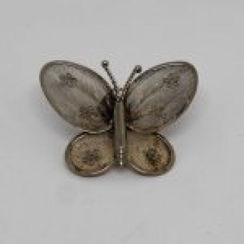alt:"broche de plata de ley en forma de mariposa. www.santelmotienda.com"