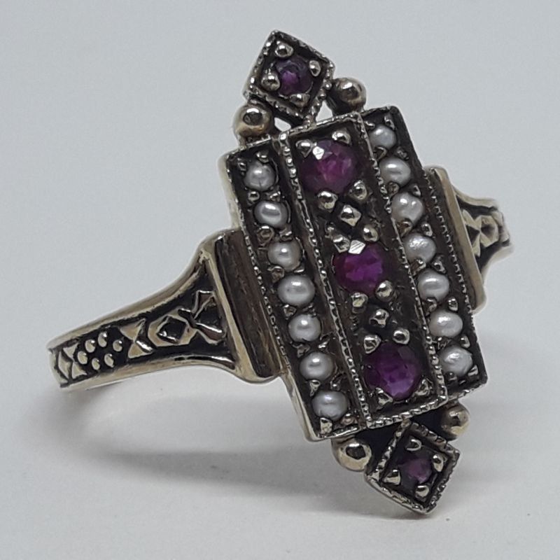 alt=\"Sortija de oro bajo 9 K. con rubies y perlas de aljofar·\"