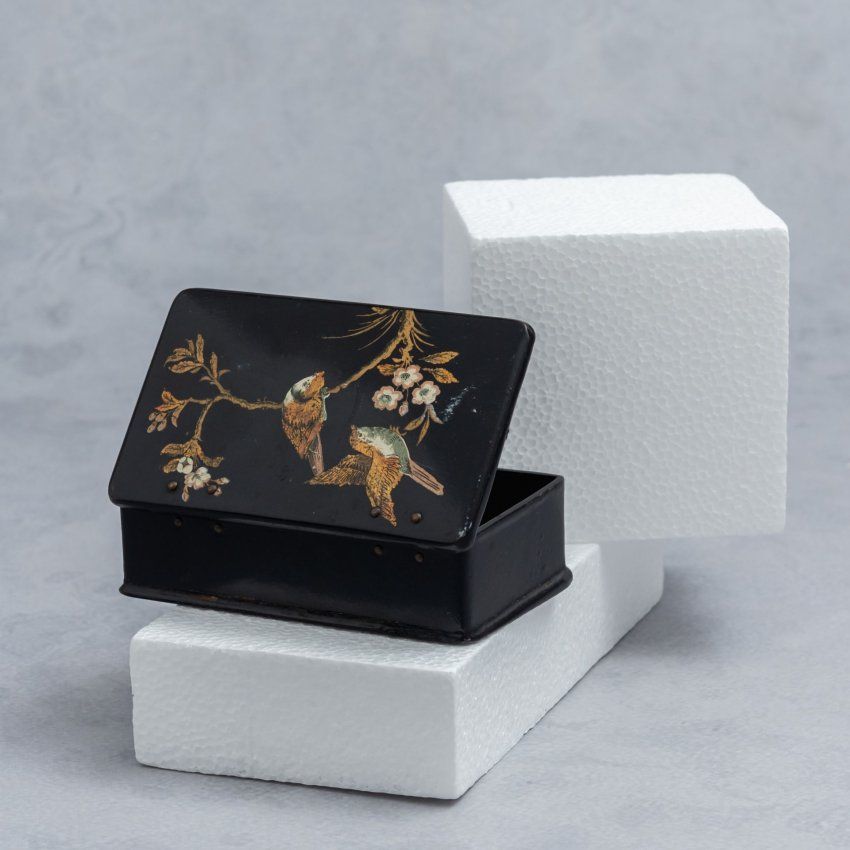 alt=\"caja antigua papel mache napoleon III con escena de pajaros. www.santelmotienda.com\"