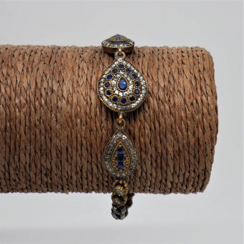 alt=\"pulsera de plata dorada de ley 925 Mils. con zafiros blancos y azules. www.santelmotienda.com\"