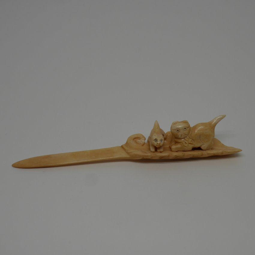 Abrecartas de hueso tallado a mano con relieve de 2 gatos