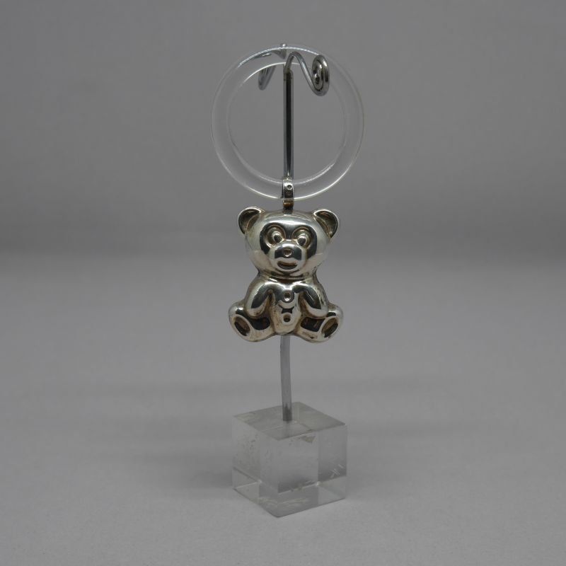 alt=\"sonajero bebé de plata de ley con forma de osito\"