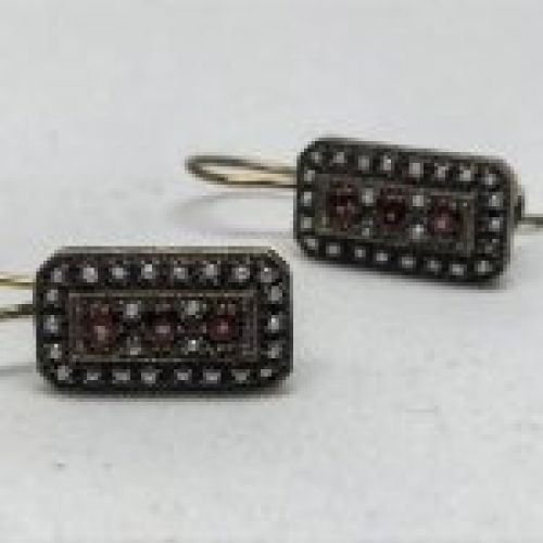 alt="Pendientes de oro bajo 9 K