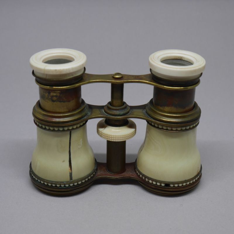 alt=\"Prismaticos de marfil de finales del siglo XIX\"JPG