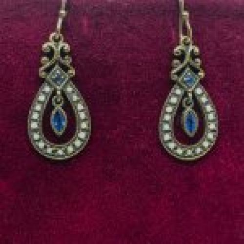 alt="pendientes oro zafiros azules perlitas"