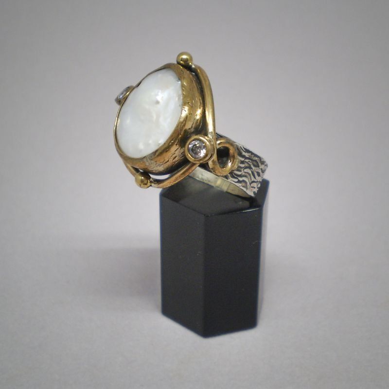 Sortija de plata y plata dorada de ley 925 Mils. con perla natural y 3 circonitas