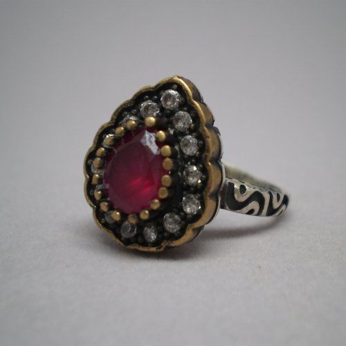 Sortija de plata y plata dorada de ley 925 Mils. con piedra semipreciosa roja y circonitas