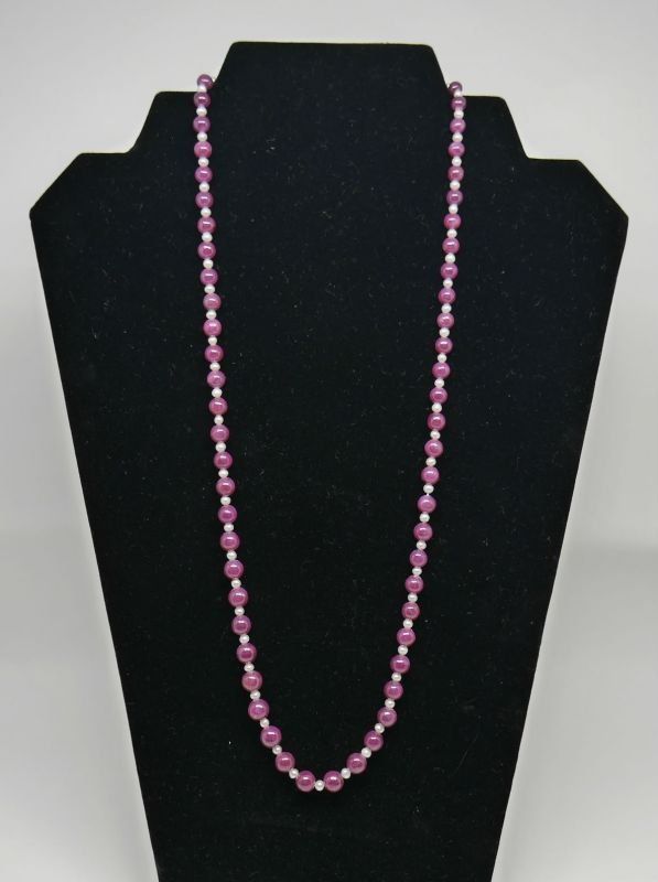 alt="Collar de Rubies y Perlas cultivadas con cierre de Oro de ley 18 K