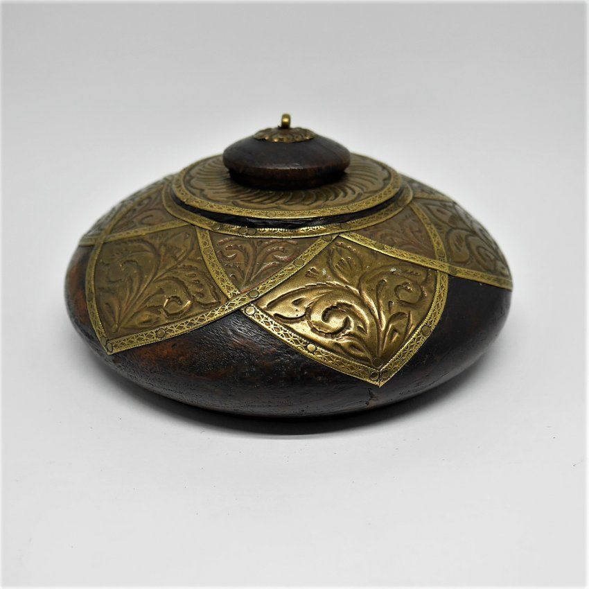 Alt=\"caja antigua de madera y laton.www.santelmotienda.com\"