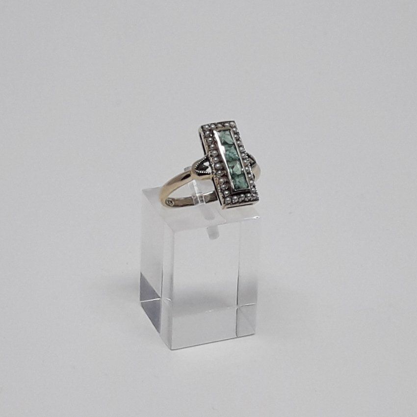 alt=\"Sortija de oro bajo 9 K. con esmeraldas y perlas de aljofar\"