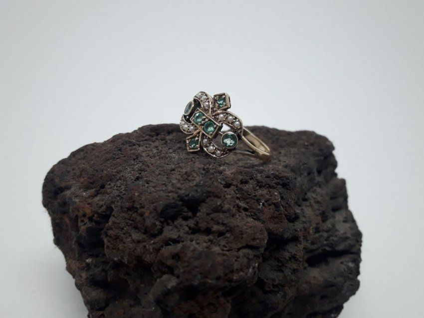 alt=\"Sortija de oro bajo 9 K. con esmeraldas y perlas de aljofar\"