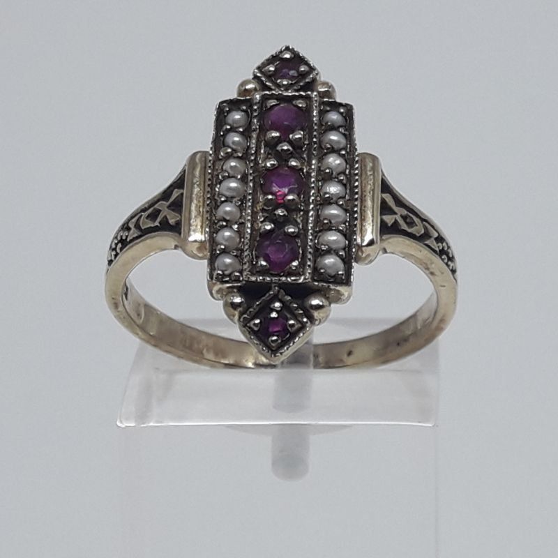 alt=\"Sortija de oro bajo 9 K. con rubies y perlas de aljofar·\"