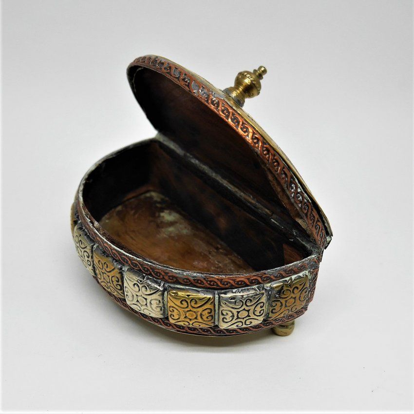 alt=\"caja antigua laton ovalada. www.santelmotienda.com\"