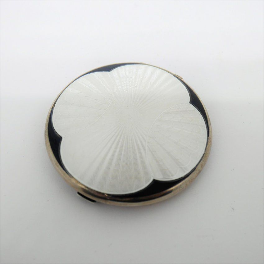 alt=\"polvera glilloche francesa de los años 40 de plata de ley con esmalte. www.santelmotienda.com\"