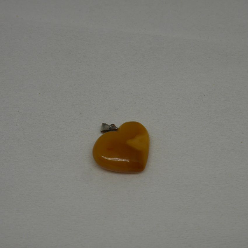 alt="colgante de plata de ley y ambar en forma de corazon"