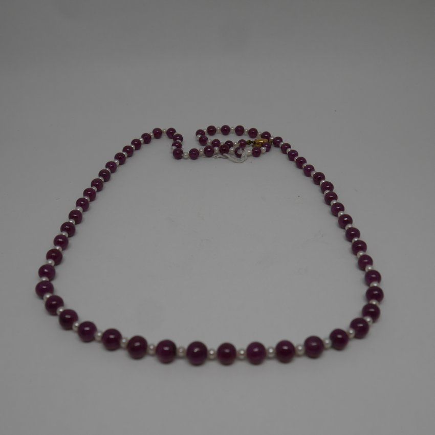alt=\"Collar de Rubies y Perlas cultivadas con cierre de Oro de ley 18 K.\"