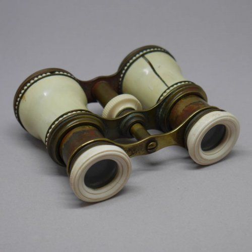 alt=\"Prismaticos de marfil de finales del siglo XIX\"JPG