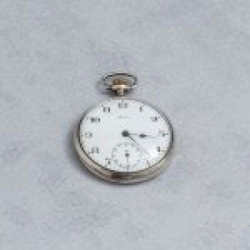 alt=\"Reloj de bolsillo a cuerda antiguo de plata de ley marca Héctor en estado de marcha. www.santelmotienda.com\"