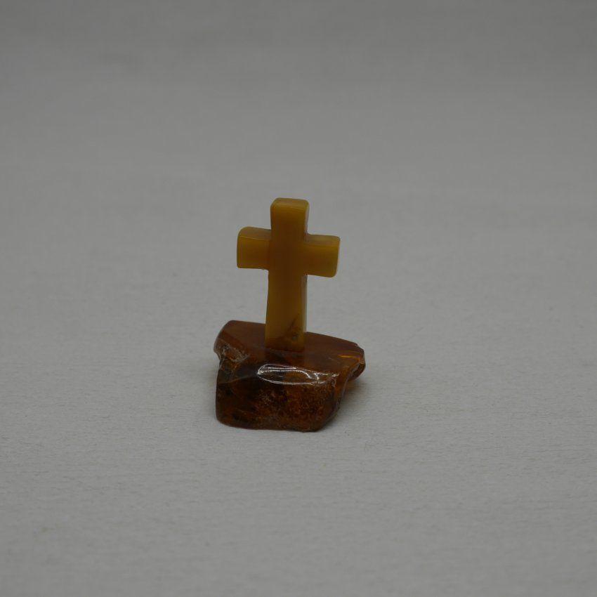 alt="crucifijo de ambar"