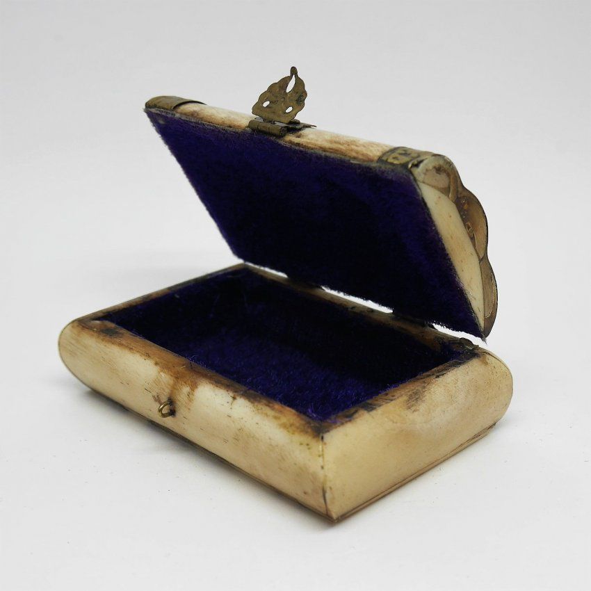 Alt="caja antigua de hueso, madera y laton