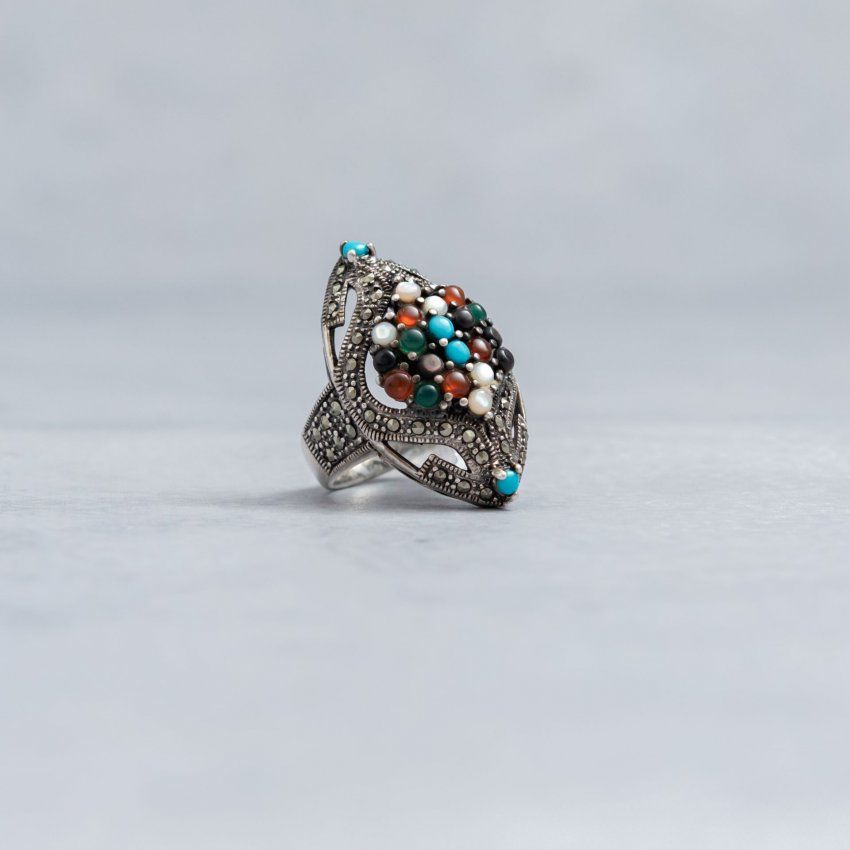 Alt=\"sortija lanzadera de plata de Ley 925 Mils. con naturales de nacar, turquesas, agatas y cornalitas. www.santelmotienda.com\"