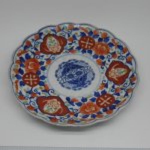 alt=\"Plato Porcelana Japonesa Imari pintado a mano de principios del Siglo XX. www.santelmotienda.com\"