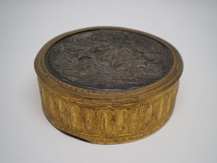 alt=\"Caja antigua de latón redonda con relieve Sra.\"