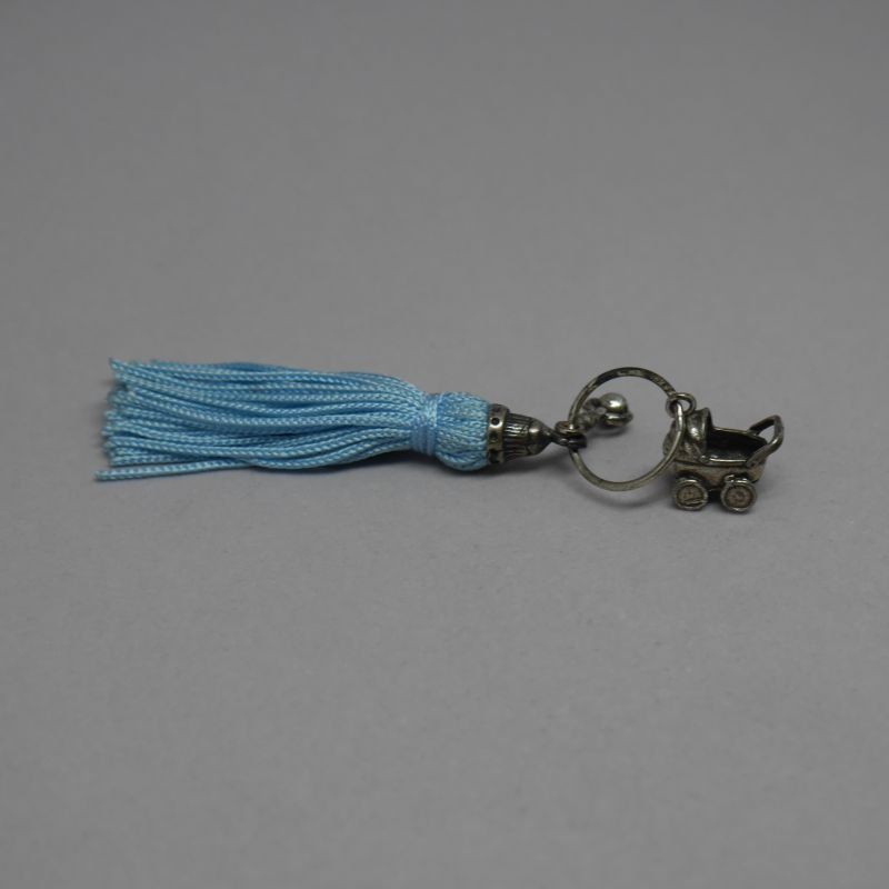 alt=\"borlón con colgante para carrito bebé en plata de ley\"